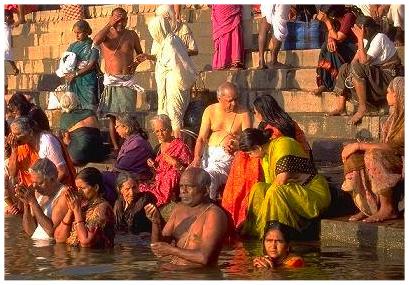 Hinduistische Pilger beim Bad im Ganges