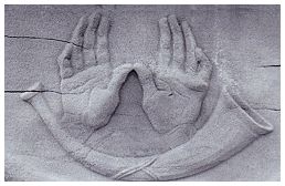 Die zum Segen erhobenen Hände auf jüdischen Grabsteinen kennzeichnen Angehörige des Priesterstammes, der 'Cohen'
